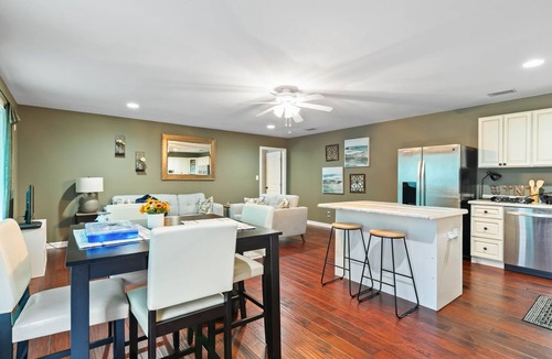Mobile House | Amazing! Tara's Riverfront Hideaway