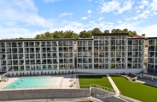 Osage Beach House | Amazing Top Floor Condo at Topsider Resort Community