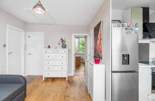 Sands End Apartment | Amazing Top Floor Flat with Nice View