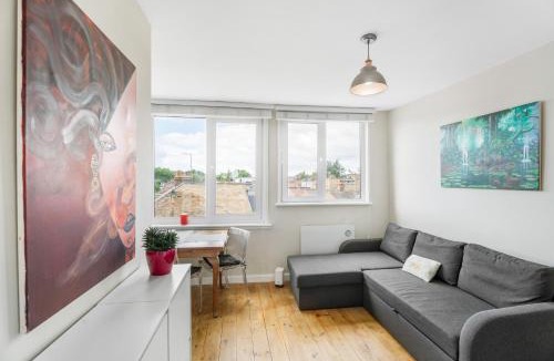 Sands End Apartment | Amazing Top Floor Flat with Nice View