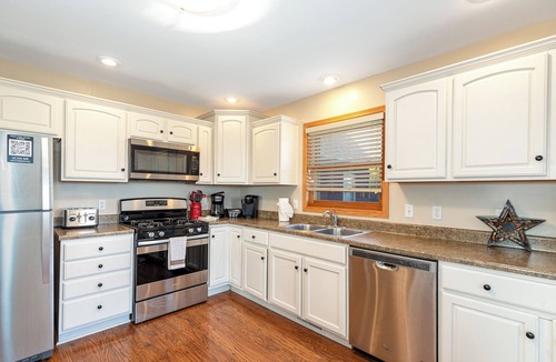 The Galena Territory House | Amazing Tree Top Views-Outdoor Hot Tub, Fire Pit, Pool Table, Access 2 Pools!