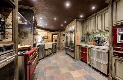 Norman House | Amazing unique castle experience “Scarlet Manor” 5 bedroom/5 bath