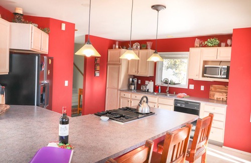 Baldy Mountain House | Amazing Views. Fireplace. 75" TV. On Bus Route.