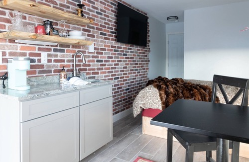 Baldy Mountain House | Amazing Views. Fireplace. 75" TV. On Bus Route.