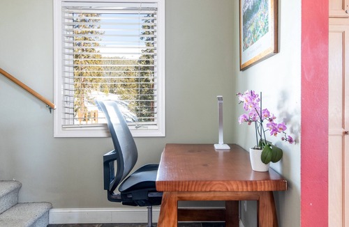 Baldy Mountain House | Amazing Views. Fireplace. 75" TV. On Bus Route.