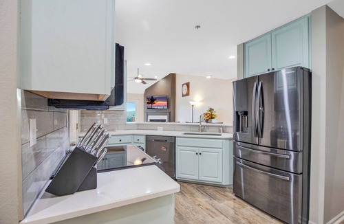 Kaiser Condo | Amazing Views From Balcony, Loft & Gated Pool