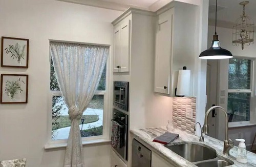 South Arlington House | Amazing Views! Nature 3 Porches Wi-fi Secluded .5mi to downtown dine/shop