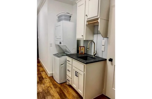 South Arlington House | Amazing Views! Nature 3 Porches Wi-fi Secluded .5mi to downtown dine/shop