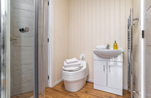 Insch Cabin | ★ Amazing Views ★ Off Grid Container ★