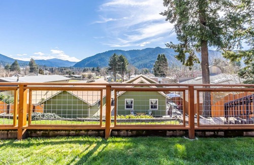 Oakridge House | Amazing views - Steps from Brew Pub.