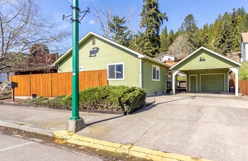 Oakridge House | Amazing views - Steps from Brew Pub.