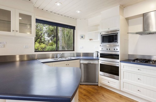 Lakes Entrance House | Amazing views with pool - Lakes on View St