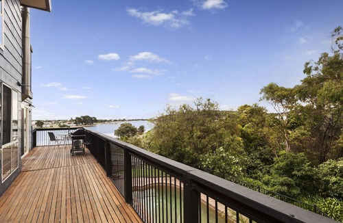 Lakes Entrance House | Amazing views with pool - Lakes on View St
