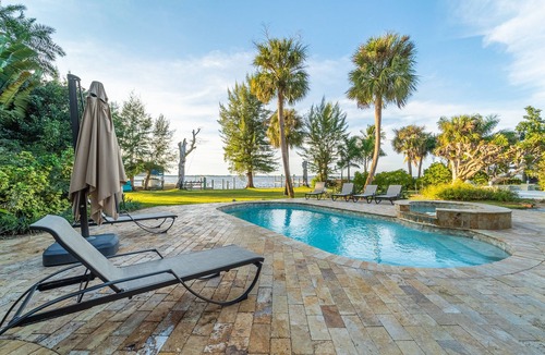McGregor House | AMAZING WATERFRONT ESTATE