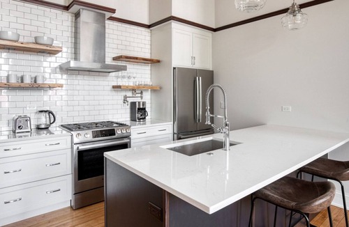 West Town Apartment | Amazing West Town 1BR w/ Roof Deck & W/D, 3 blocks to L, by Blueground