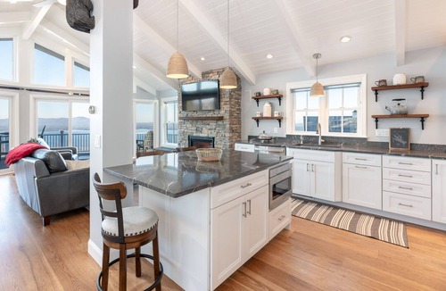 Gilford House | AMAZING WINNIPESAUKEE VIEWS Heated Pool Hot Tub AUGUST 22ND WEEK SPECIAL