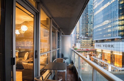 Toronto Entertainment District Apartment | Amazingly Spacious 2-BR Condo in DT Toronto