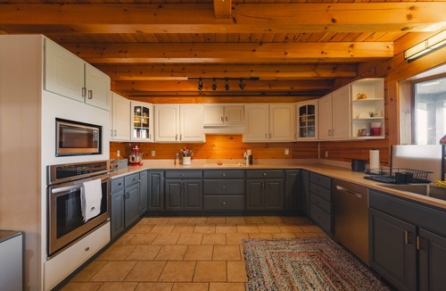 Roscoe House | Amber Acres Lodge; Spacious Log Cabin with Mountain Views and Lake Access