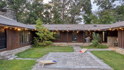 New Market House | Amber Lodge by AvantStay Pool Firepit Sauna