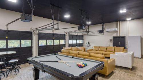 New Market House | Amber Lodge by AvantStay Pool Firepit Sauna