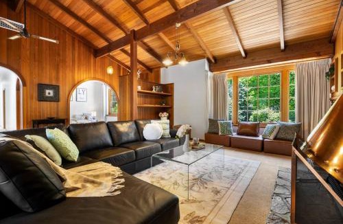 Paechtown Apartment | Amber Whisper