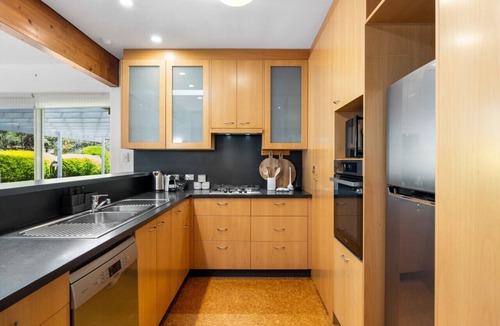 Paechtown House | Amber Wisper - 4BR, Pool, Parking