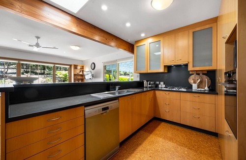 Paechtown House | Amber Wisper - 4BR, Pool, Parking