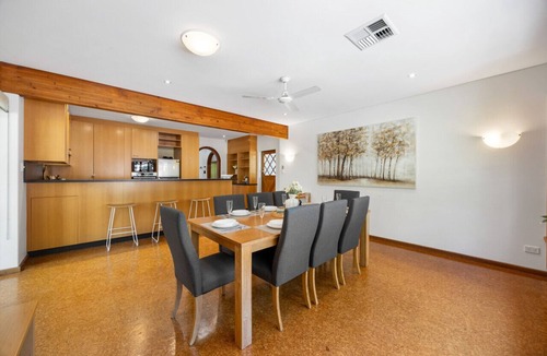 Paechtown House | Amber Wisper - 4BR, Pool, Parking