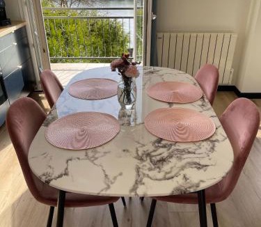 Thomery Apartment | Ambiance Seine, appartement surplombant la Seine -51 M2, Anémone-