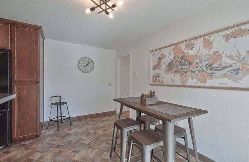 McMinnville House | Ambrosia - Mid Century Near 3rd St, Pet-friendly