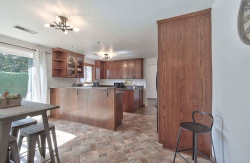 McMinnville House | Ambrosia - Mid Century Near 3rd St, Pet-friendly