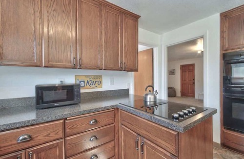 McMinnville House | Ambrosia - Mid Century Near 3rd St, Pet-friendly
