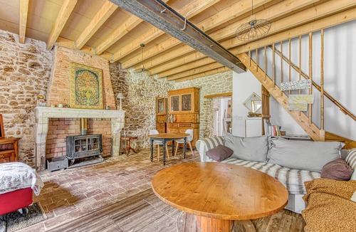 Saint-Germain-dEsteuil House | Amélie's House with Terrace, Garden and Wi-Fi