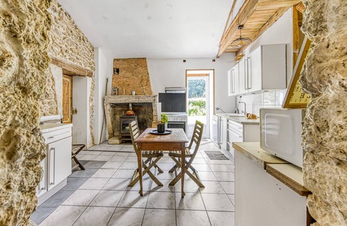 Saint-Germain-dEsteuil House | Amélie's House with Terrace, Garden and Wi-Fi