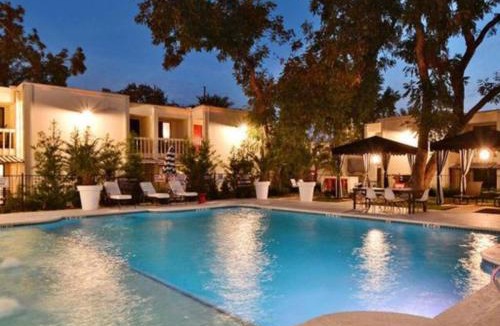 Brentwood Apartment | Amenity Heavy Serene Apt in Convenient Location