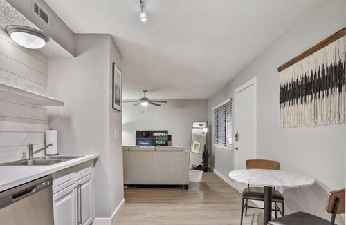 Brentwood Apartment | Amenity Heavy Serene Apt in Convenient Location