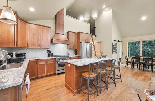 Weaverville House | Amenity-Packed Holiday Home