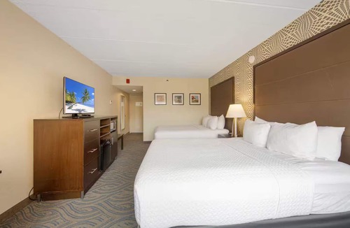 South Loop Hotel | Amenity Rich Double Queen Suite