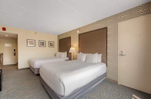 South Loop Hotel | Amenity Rich Double Queen Suite
