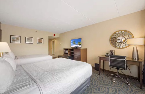 South Loop Hotel | Amenity Rich Double Queen Suite