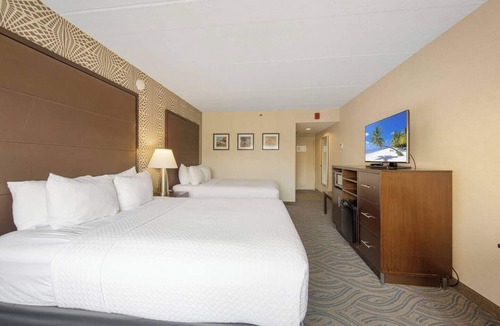 South Loop Hotel | Amenity Rich Double Queen Suite