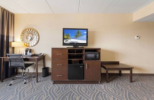 South Loop Hotel | Amenity Rich Spacious King Suite