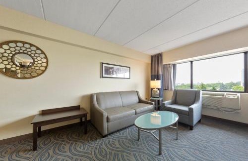 South Loop Apartment | Amenity Rich Spacious King Suite