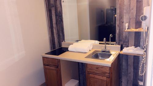 Brinkley Hotel | America's Best Value Inn