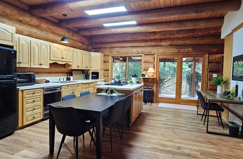 Marblemount House | American Alps Lodge-HotTub, EV Charger, Riverfront