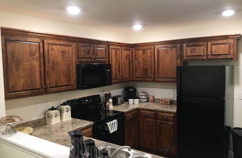 Cleveland House | American Charm King Bed & Kitchen Downtown