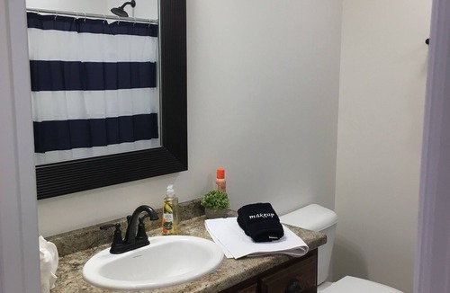 Cleveland House | American Charm King Bed & Kitchen Downtown