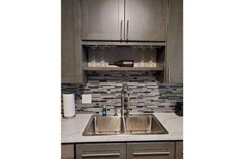 Comfort House | American Dreamers Suite (Sleeps 2)