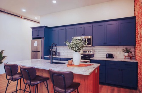 Millersburg Apartment | American Hall Clay St. Suite