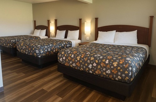 Paris Hotel | American Inn & Suites